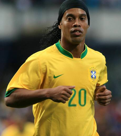 International : l’ex-footballeur Ronaldinho emprisonné