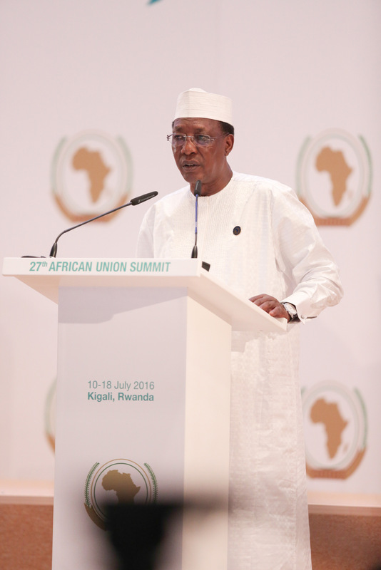 Déby appelle Yahya Jammeh à reconnaitre Adama Barrow comme président de la Gambie
