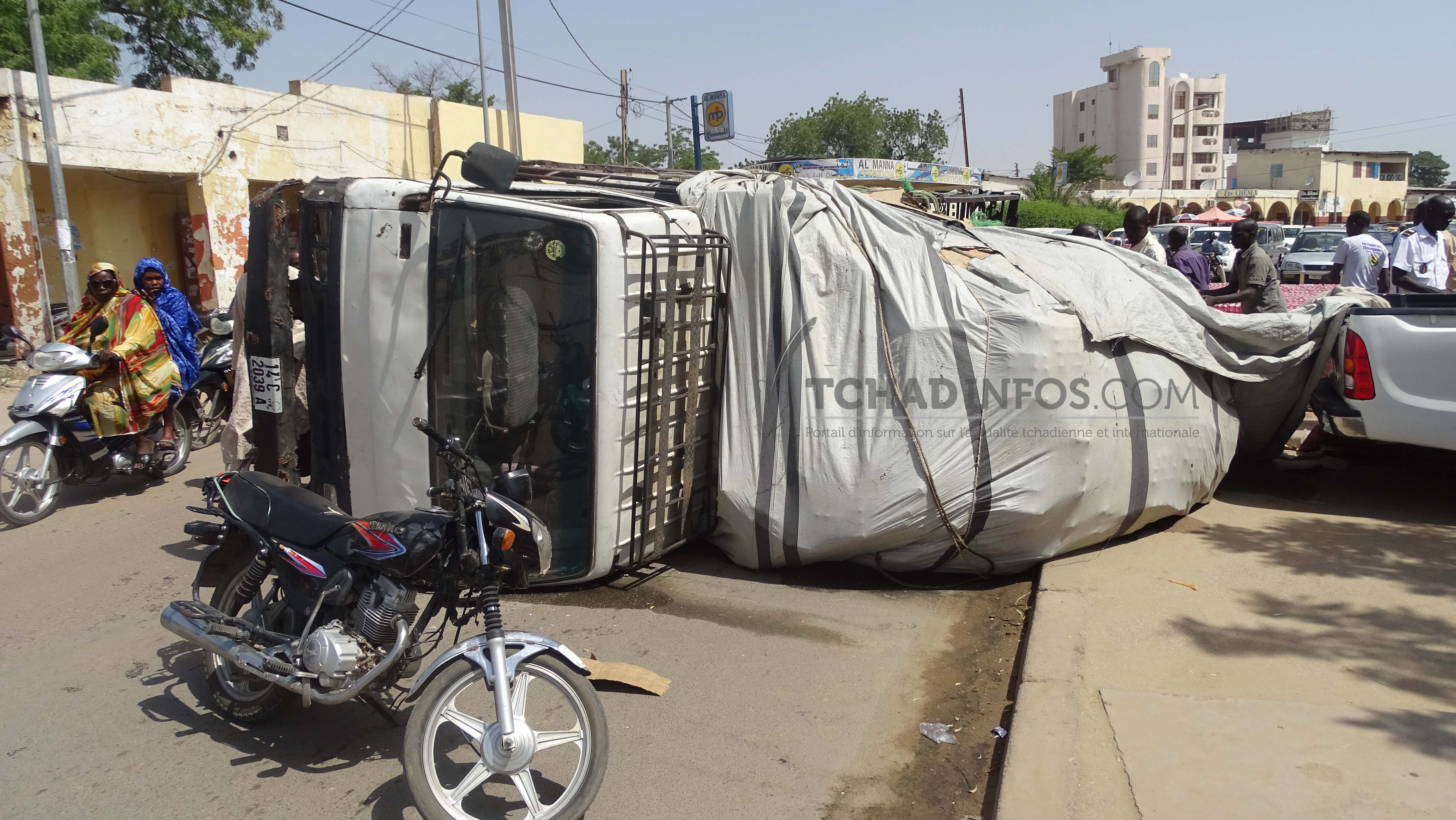 N’Djamena : un camion en surcharge s’est renversé perturbant la circulation