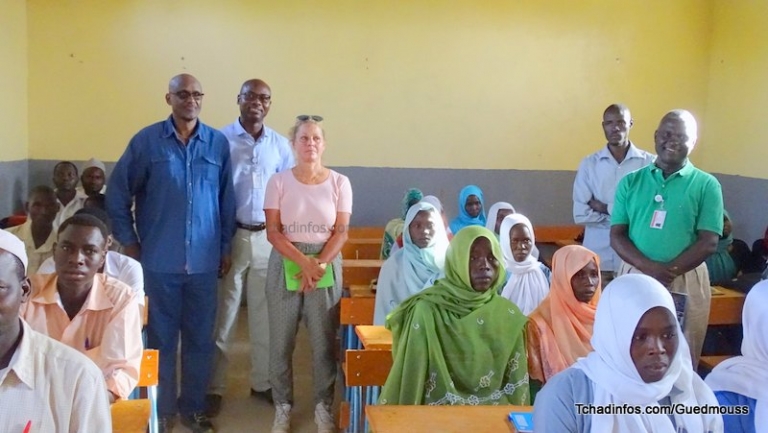 Les diplomates Linda Guellil et Sedar Cengiz s’imprègnent de la situation des réfugiés soudanais à Farchana