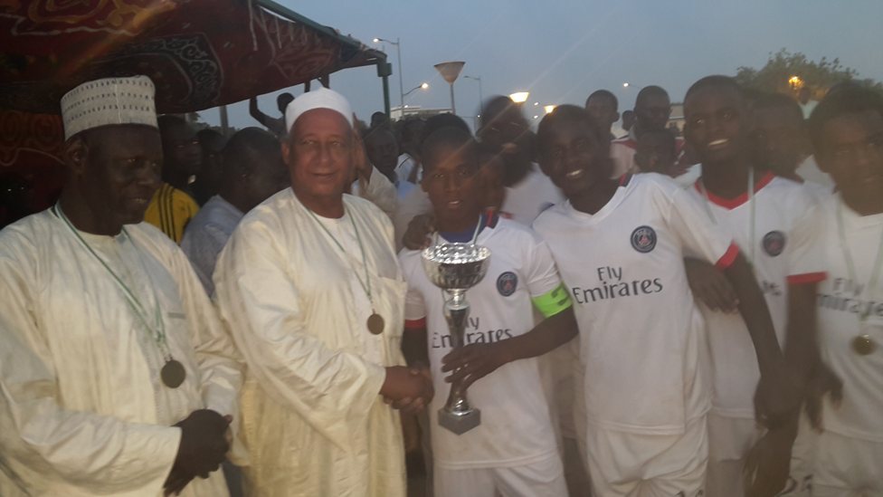 Remise de trophée par Douga Ahmat Fathi maire du 2e arrondissement aux vainqueurs.