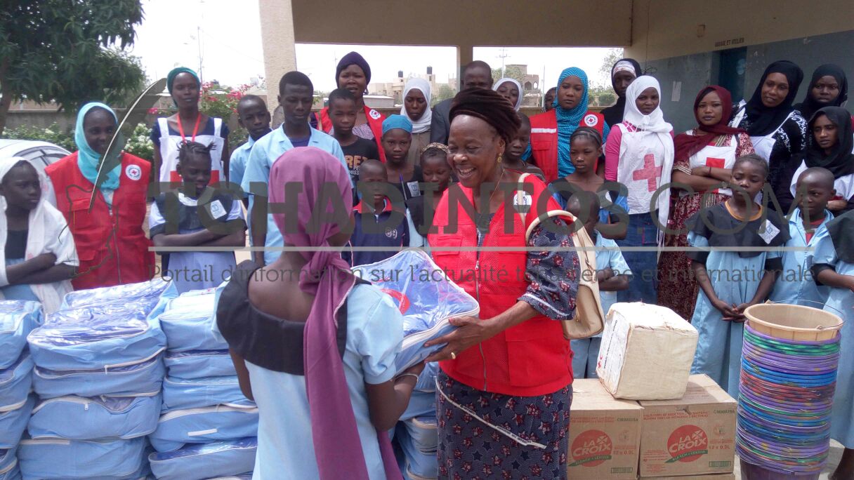 Les femmes de la Croix rouge du Tchad viennent en aide aux enfants de SOS Village