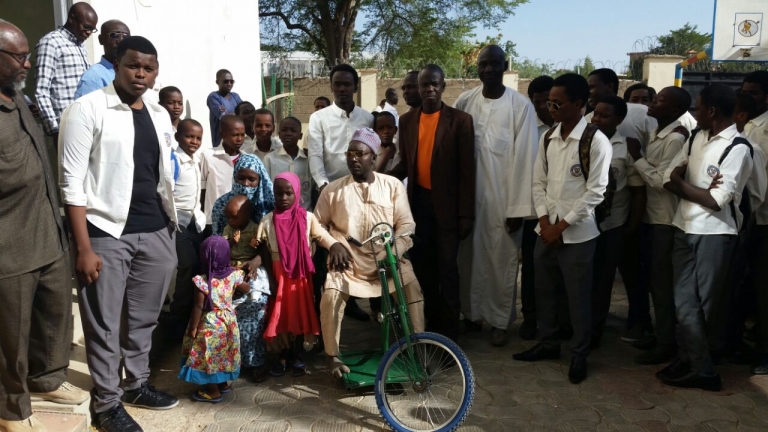 Social : Les élèves du Complexe Scolaire International Bahar offrent un tricycle à un handicapé