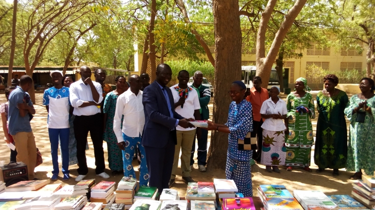 Education : L’ANACS offre des livres aux élèves du Lycée du Sacré-Cœur