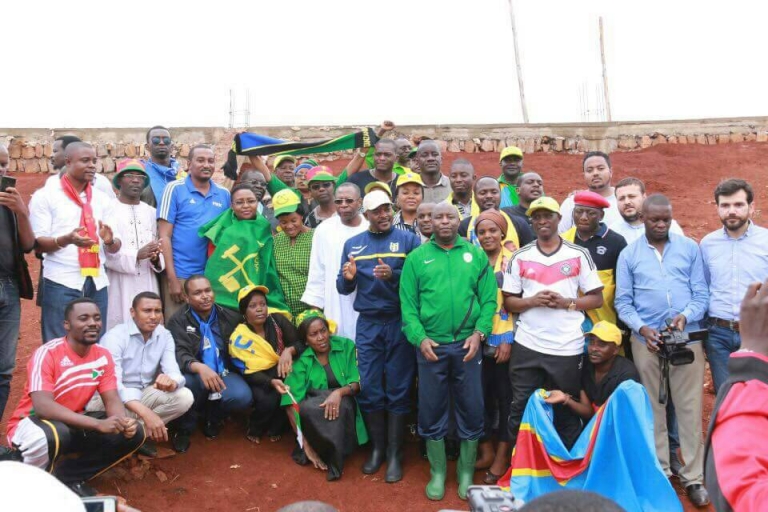 Politique: Des jeunes tchadiens participent aux travaux communautaires de construction d’un stade au Burundi