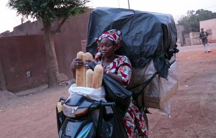 #9 Entreprenariat féminin : Mariam Samaké, livreuse de pain à deux roues