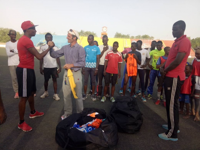 Sports : l’entraîneur italien Tommaso Ravà offre des équipements aux jeunes athlètes tchadiens