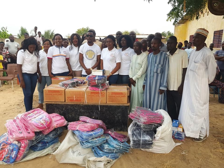 Education : la fondation Tchad Helping Hands fait un don de kits scolaires à une école de N’Djamena Fara