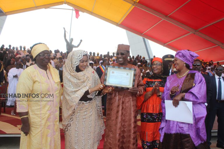 Tchad : le président Deby reçoit le prix d’As des leaders de la promotion féminine