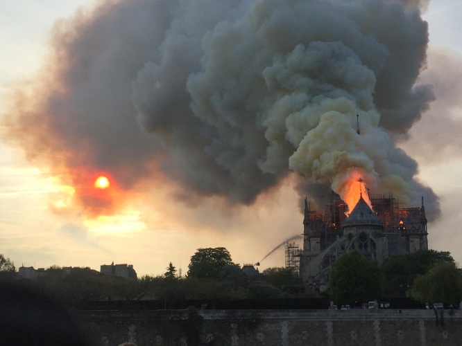 Incendie de la cathédrale Notre Dame de Paris : Deby partage l’émoi de la France et du monde entier