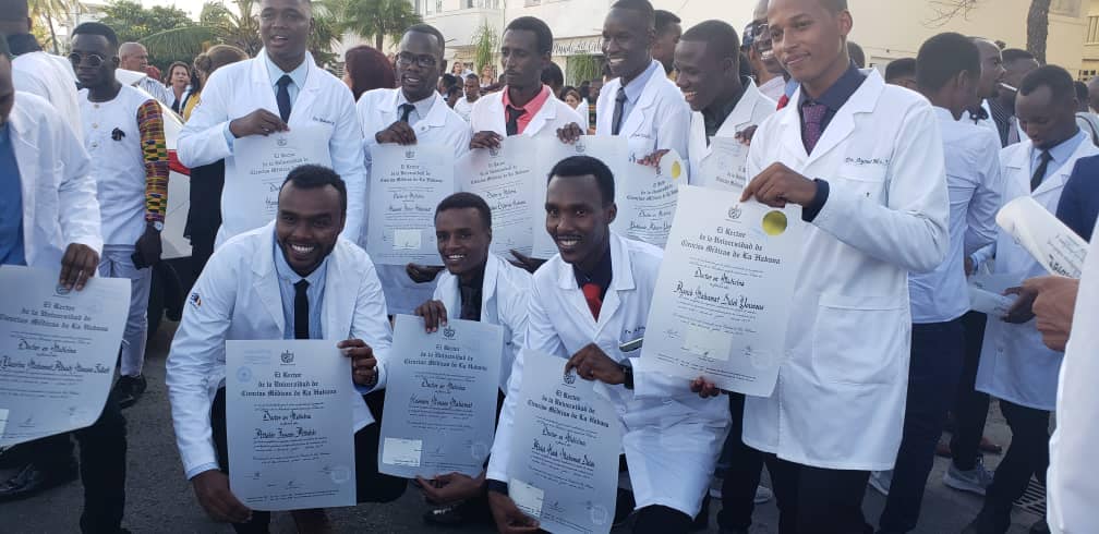 Santé : 133 Tchadiens formés en médecine à Cuba obtiennent leurs parchemins