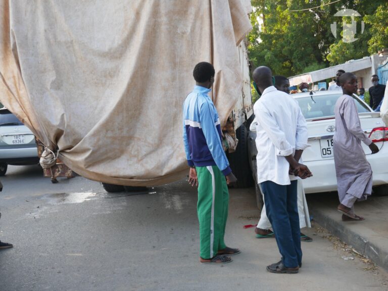 Fait divers : Un gros porteur percute deux voitures sur l’Avenue Mobutu