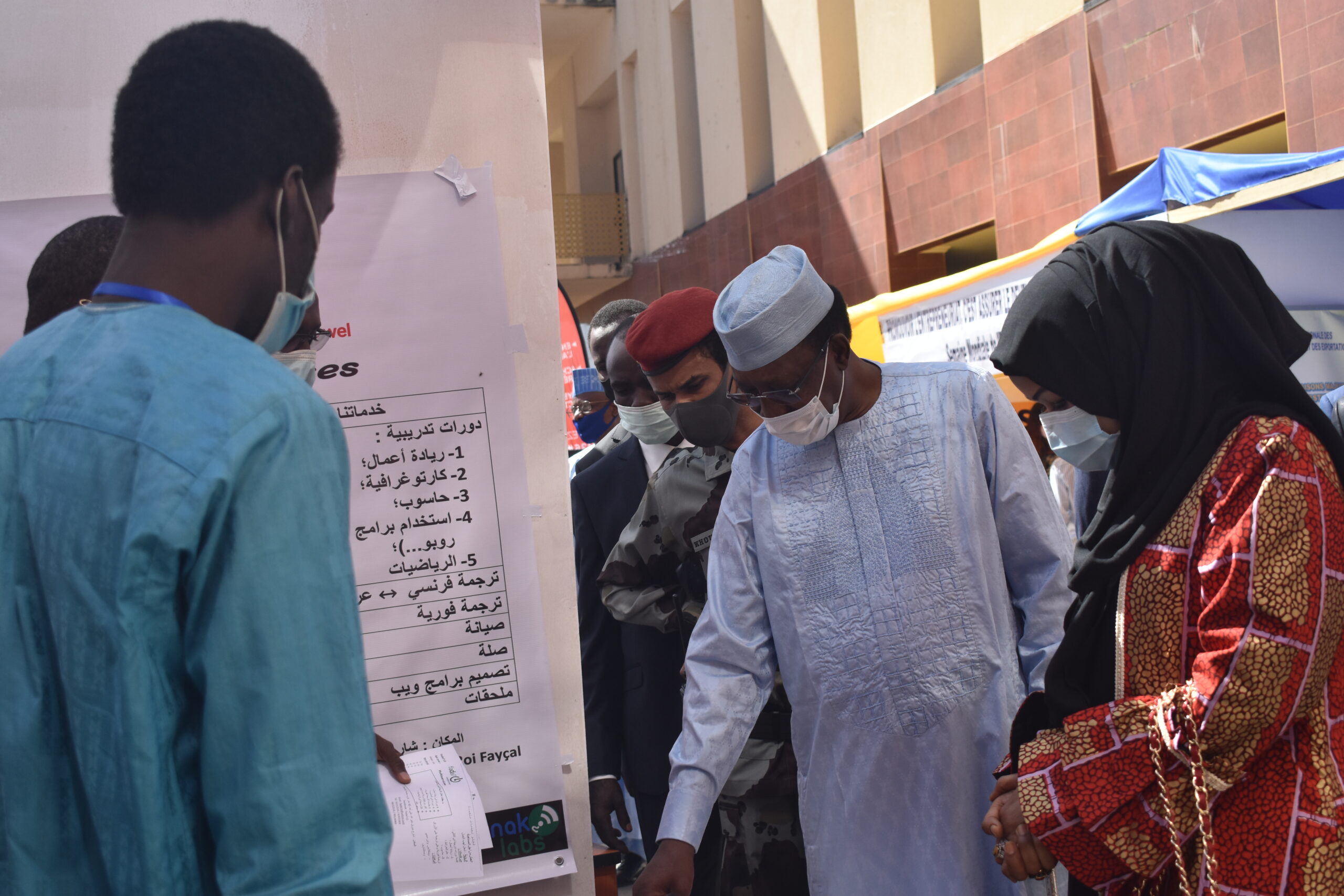 SME : le maréchal du Tchad visite les stands des jeunes entrepreneurs