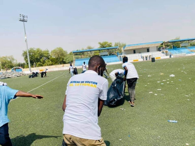 Après le meeting de leur candidat, les jeunes du bureau de soutien Al-Istiqrar ont nettoyé le stade IMO