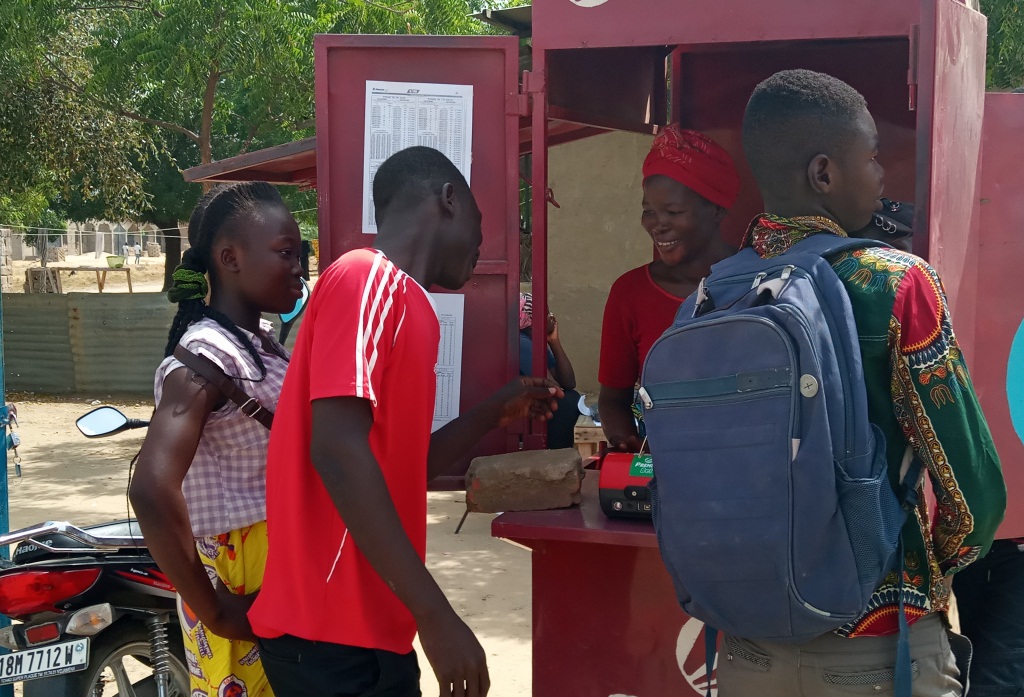 Tchad : obligés, des diplômés sans emplois se convertissent en gérants de kiosques