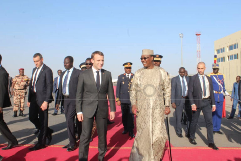 Diplomatie : Emmanuel Macron vient de fouler le sol tchadien