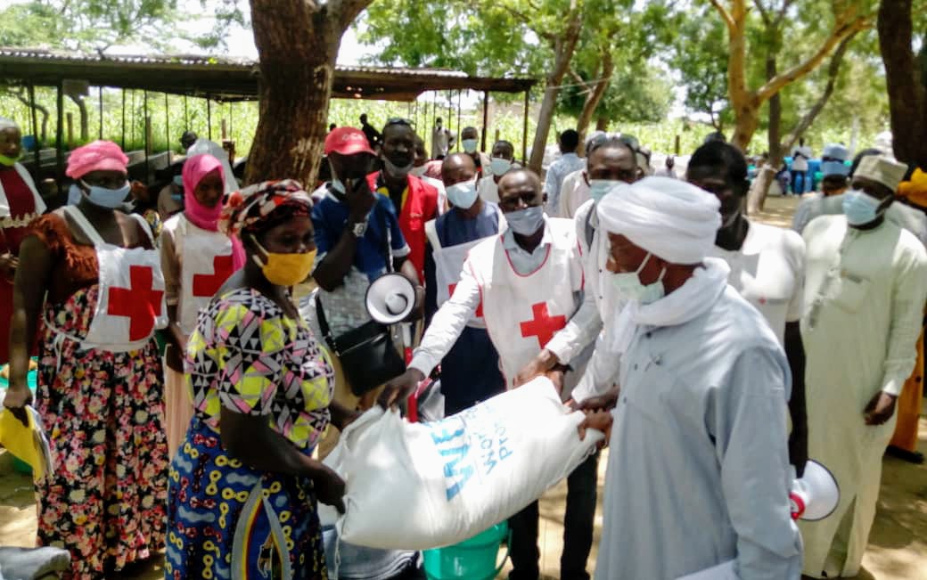 Tchad : le sous comité Assistance aux démunis du comité de gestion de la crise sanitaire fait un don de vivre aux sinistrés de Kabbé