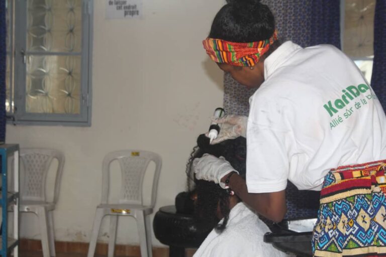 Tchad : une jeune start-up cosmétique sensibilise sur le  traitement des cheveux afro avec des produits bio