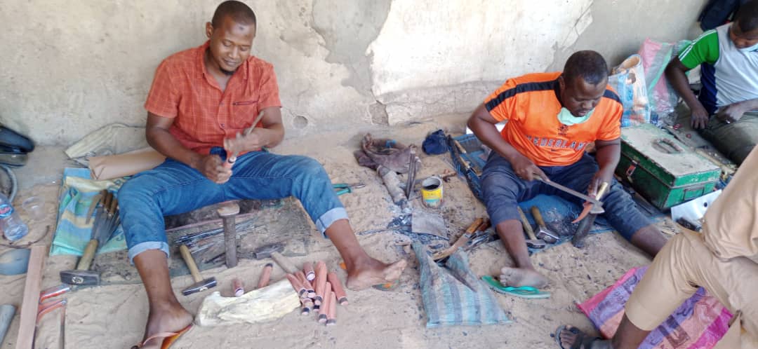 Tchad : Aboubacar et Souleymane tirent  leurs revenus d’un métier négligé : forgeron