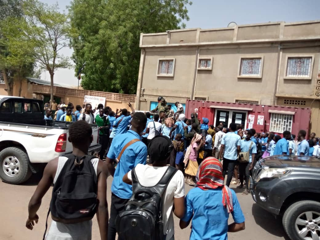 Des éléments de la police tirent de gaz lacrymogènes dans l’école Belle vue de N’Djaména