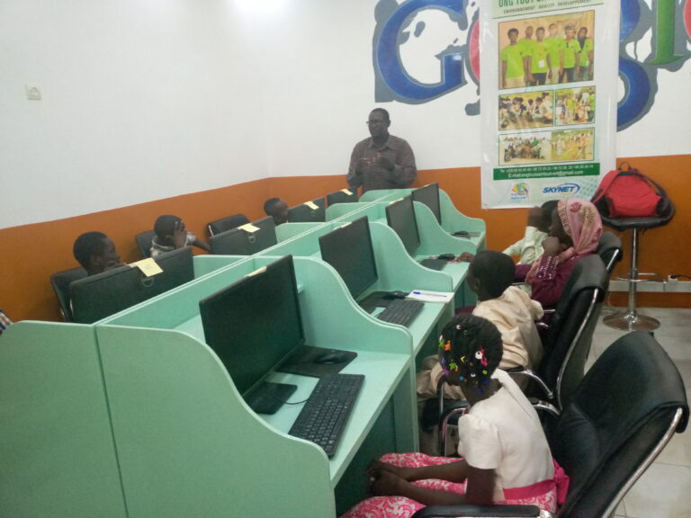 Tchad : l’Association Tout sain, tout vert initie des élèves  à la culture des NTIC