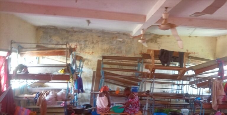 Tchad : des sinistrés logés au lycée de Walia utilisent les tables-bancs comme combustibles