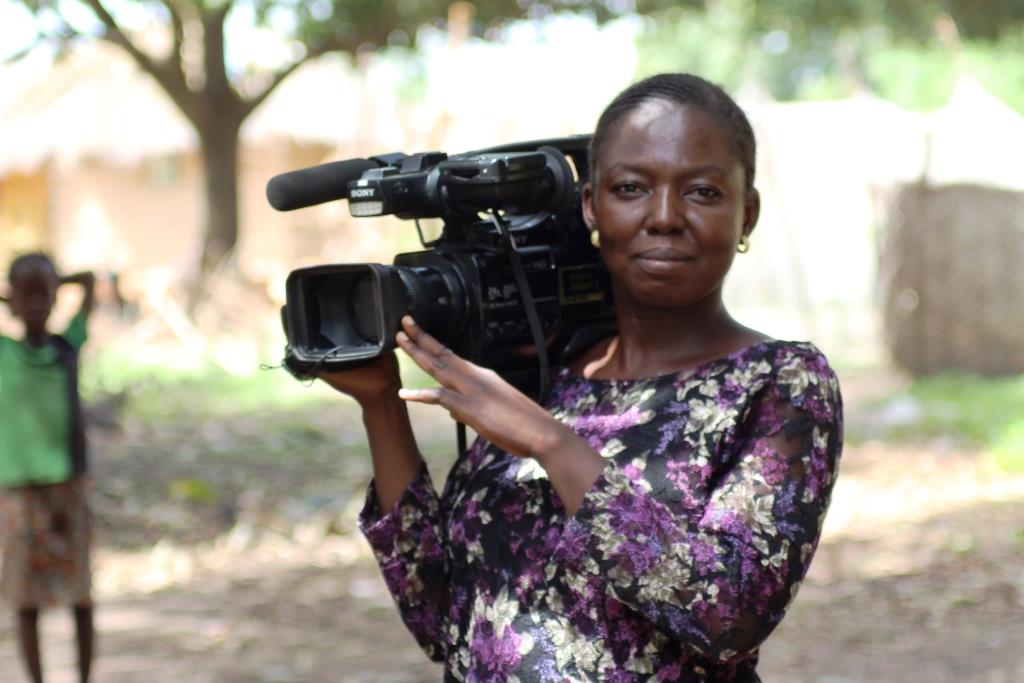 Tchad : Kalna Amboussidi, l’unique femme qui tient la camera à la télévision nationale