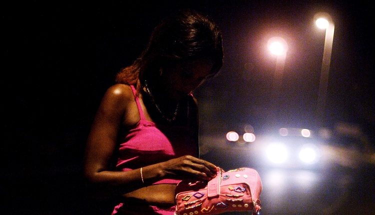 1/11 Prostitution juvénile : en Côte d’Ivoire, des jeunes filles gagnent de plus en plus le “marché”