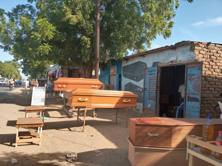 [REPORTAGE] Tchad : la vente des cercueils “prêt-à-porter” passe mal chez des N’Djamenois