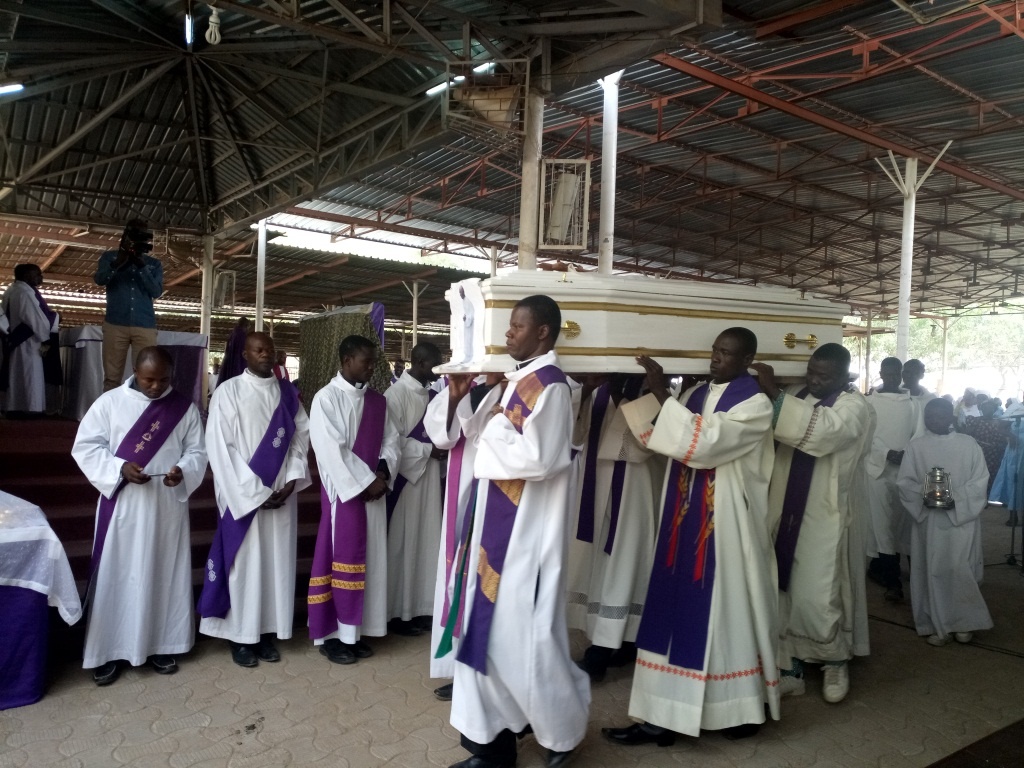 Religion : Abbé Bernard Adil Ndilbé, le marabout catholique, est accompagné à sa dernière demeure