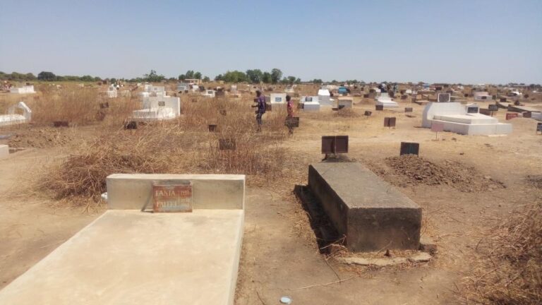 Religion: les N’Djamenois ont nettoyé les tombes à l’occasion de la fête de Toussaint