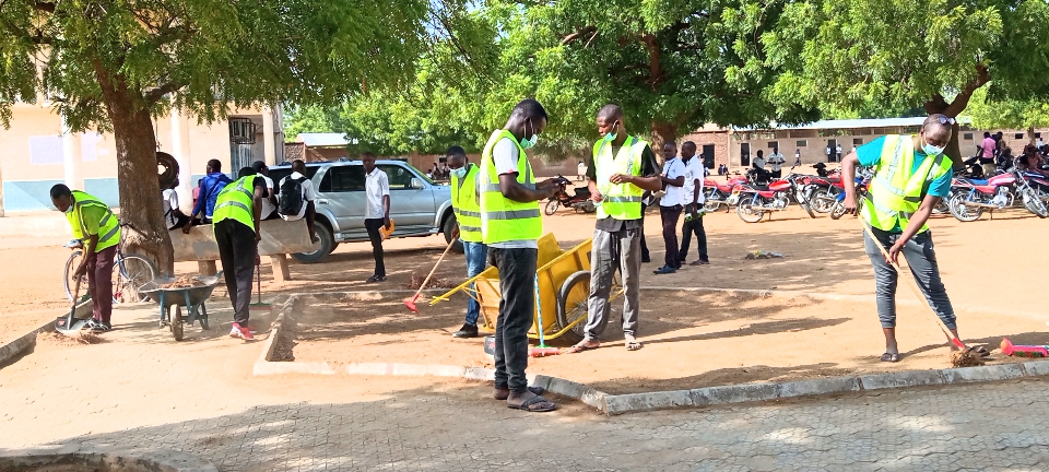 Tchad: l’association “Je respecte ma ville” donne un coup de balai au lycée de Walia