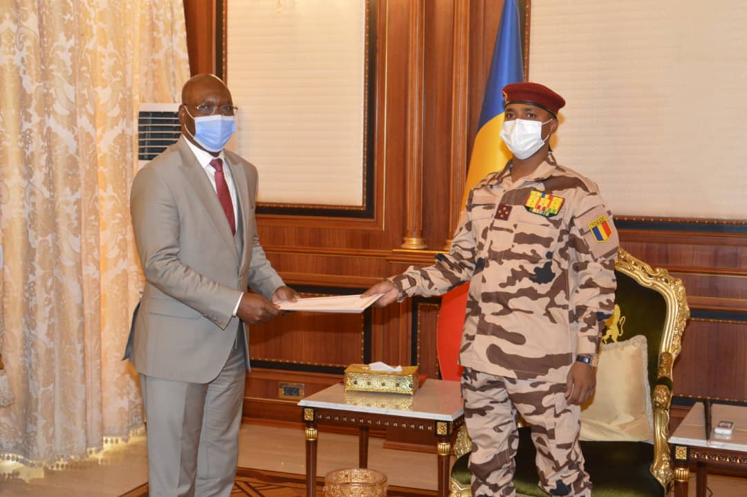 Tchad : le président du CMT reçoit le ministre équato-guinéen des Affaires étrangères