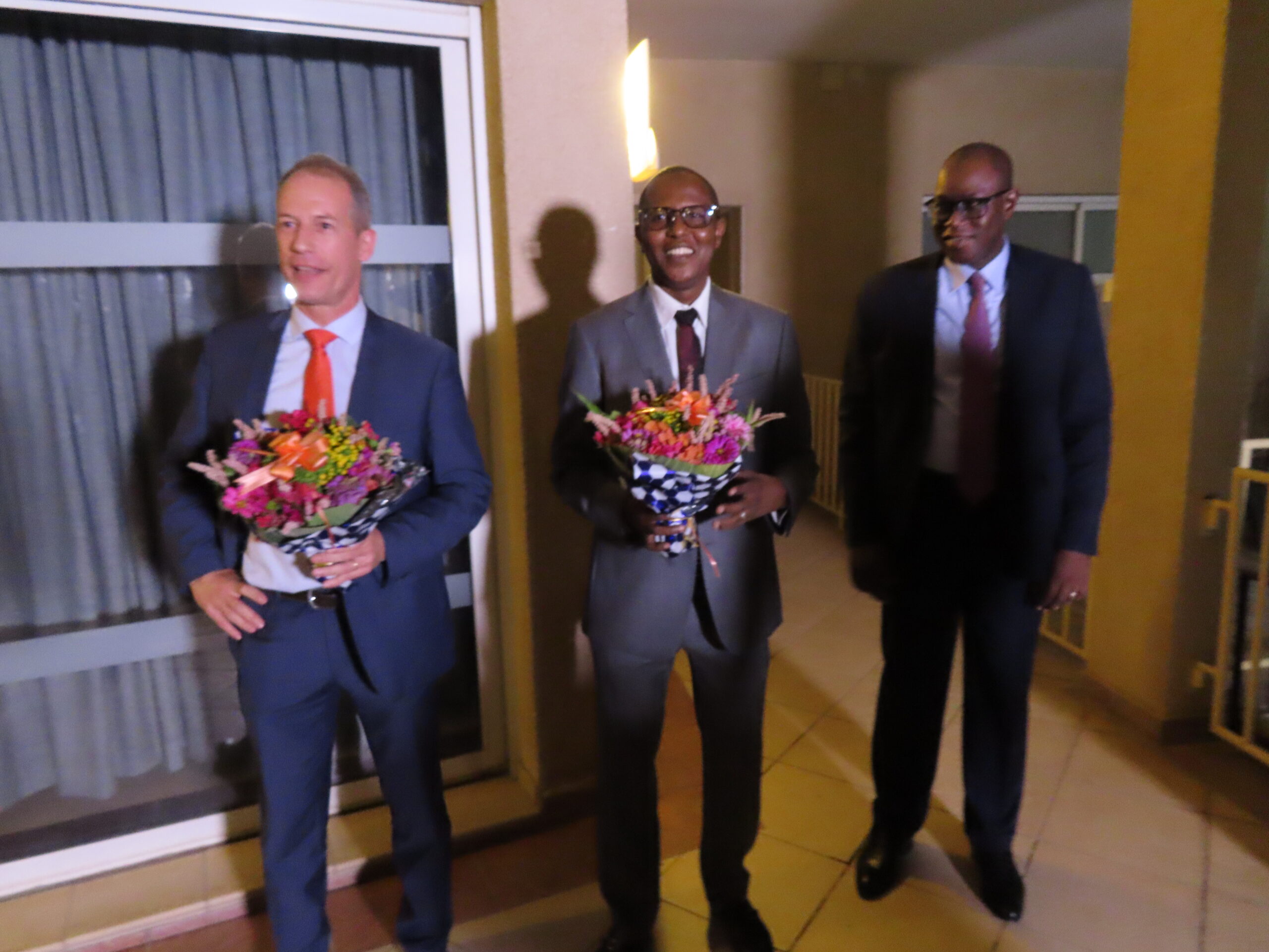 Tchad : passation de service entre le Directeur général pays sortant de Bolloré Transport & Logistics et son successeur lors d’un cocktail
