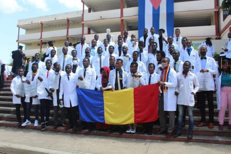 Tchad: 143 médecins formés à Cuba obtiennent leur diplôme