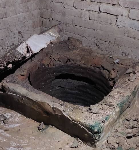 Une jeune dame jette son bébé dans les latrines mais sauvé in extremis