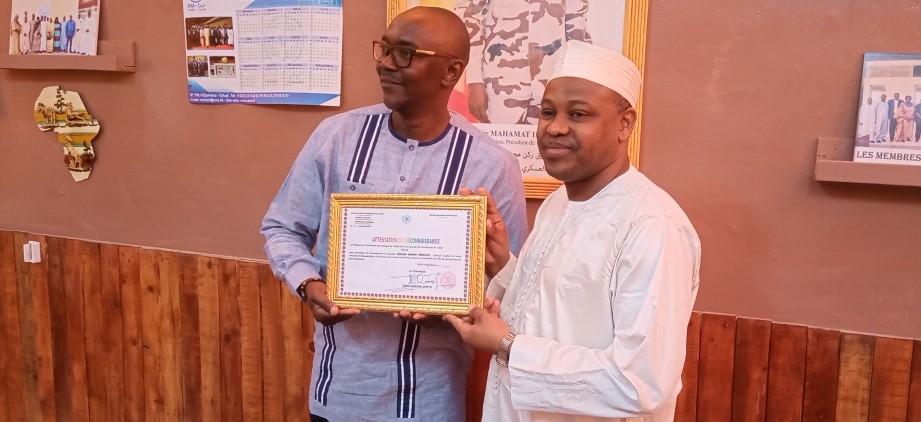 L’Association des énarques du Tchad décerne une attestation de reconnaissance au DG de l’Ena