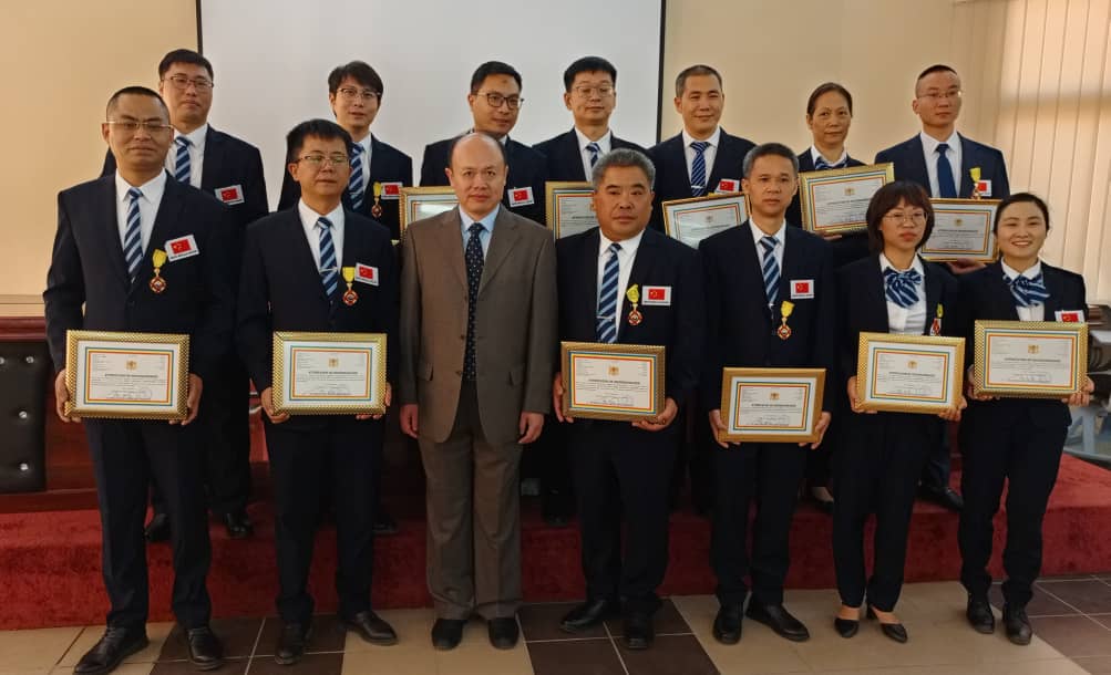 Les membres de la 18e mission médicale chinoise au Tchad décorés
