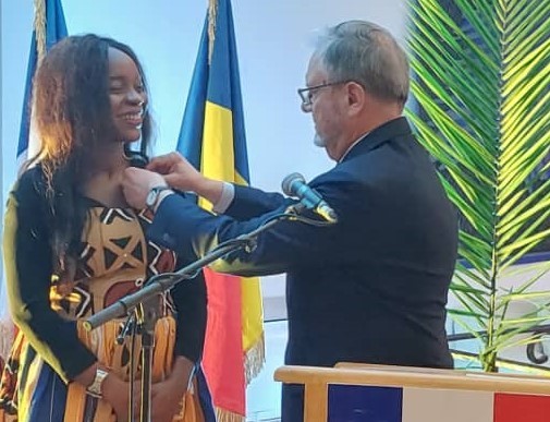 L’actrice Achouackh Abakar Souleymane décorée par l’ambassadeur de France au Tchad