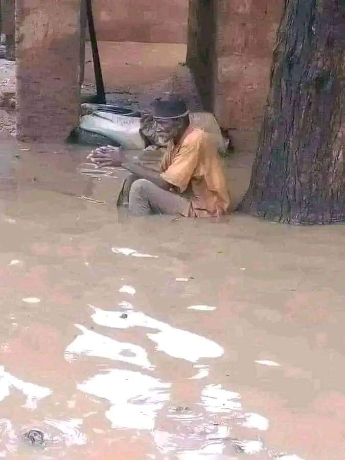 Fact checking – la photo du vieil homme dans l’eau n’est pas prise au Tchad