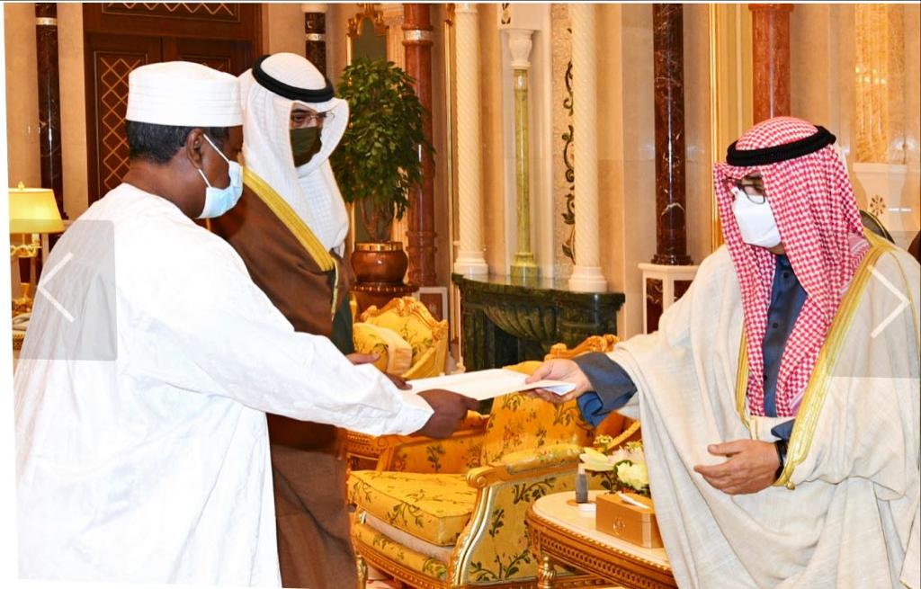 السفير التشادي الجديد لدى دولة الكويت يقدم النسخة الأصلية من أوراق اعتماده كسفير فوق العادة