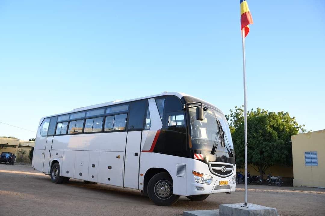 Remise d’un bus par le CNOU aux étudiants de l’université d’Ati