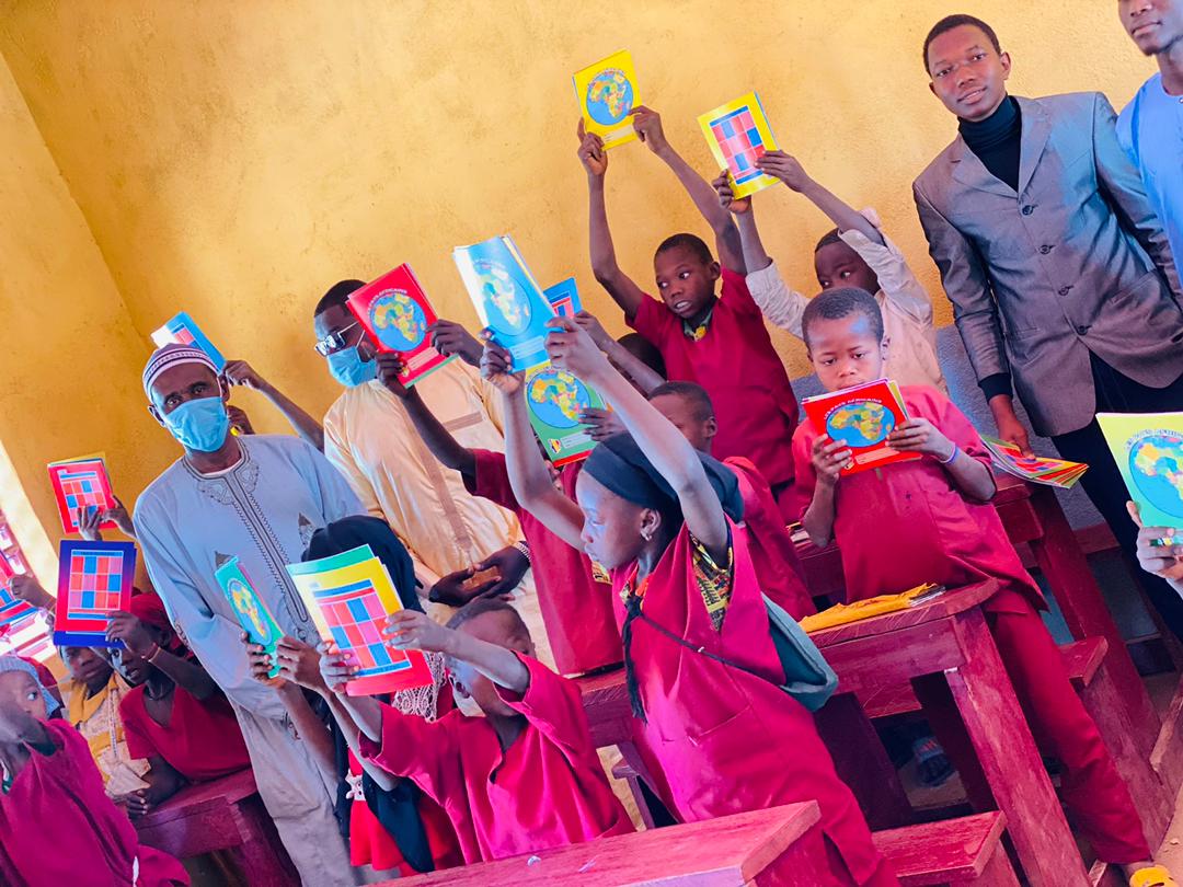 Moyen Chari : des kits scolaires offerts aux élèves de l’école de Doubadana