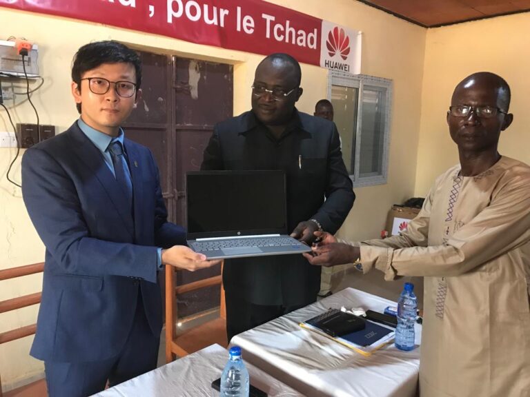 Tchad : l’entreprise Huawei fait un don d’ordinateurs au Complexe scolaire Africa avenir