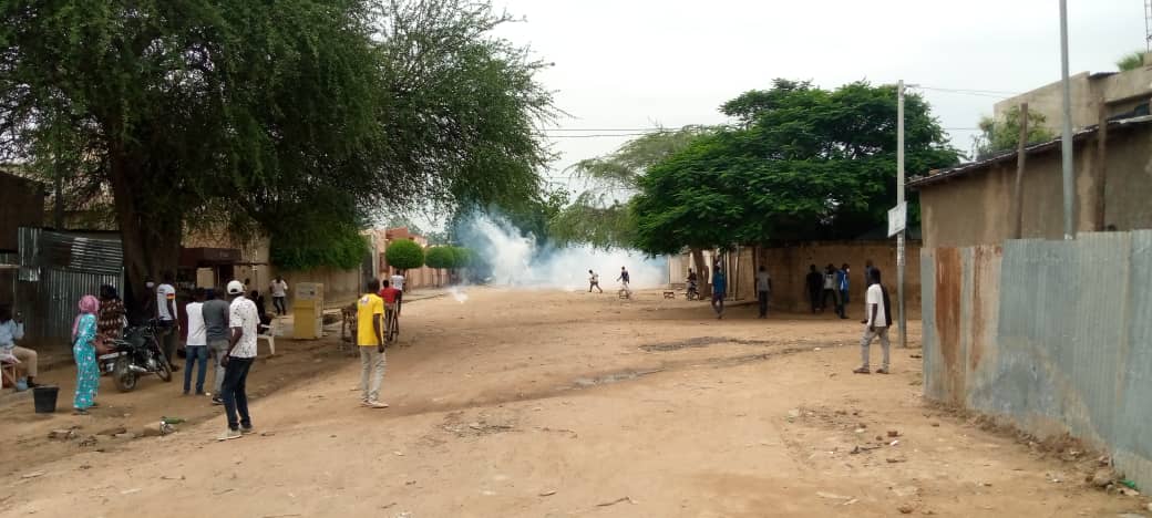 Des habitants voisins au siège du parti Les Transformateurs désertent leurs maisons à cause des gaz lacrymogènes
