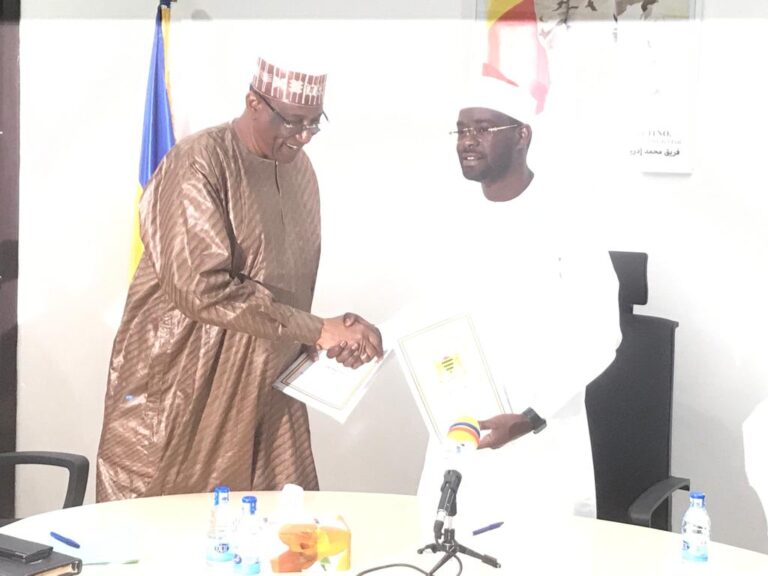 Le ministère des Infrastructures et la mairie de N’Djamena signent une convention pour l’aménagement et l’entretien des voiries