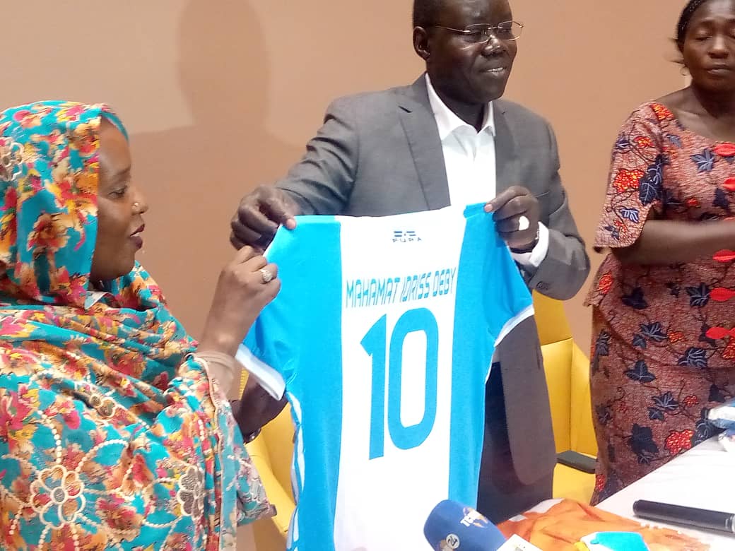 Football : le club Foullah Edifice remet un maillot personnalisé au président Mahamat Idriss Déby
