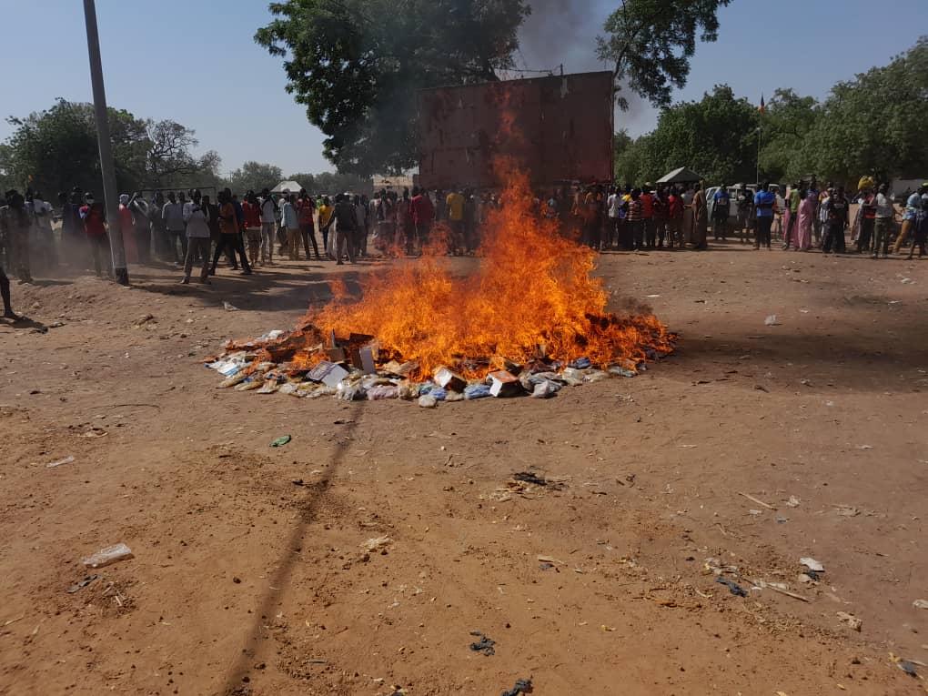 Mayo-Kebbi Est : plus de 22.000 sachets d’alcool frelaté incinérés dans la Kabbia