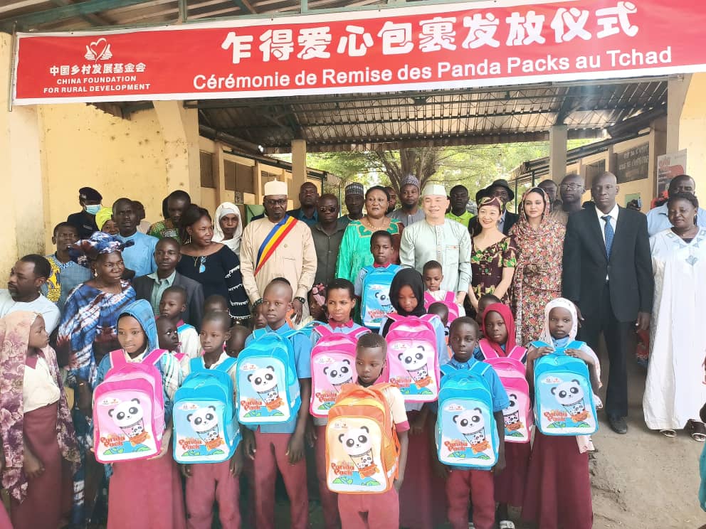 Éducation : l’ambassade de Chine fournit des kits scolaires aux élèves de l’école de l’amitié Tchad-Chine