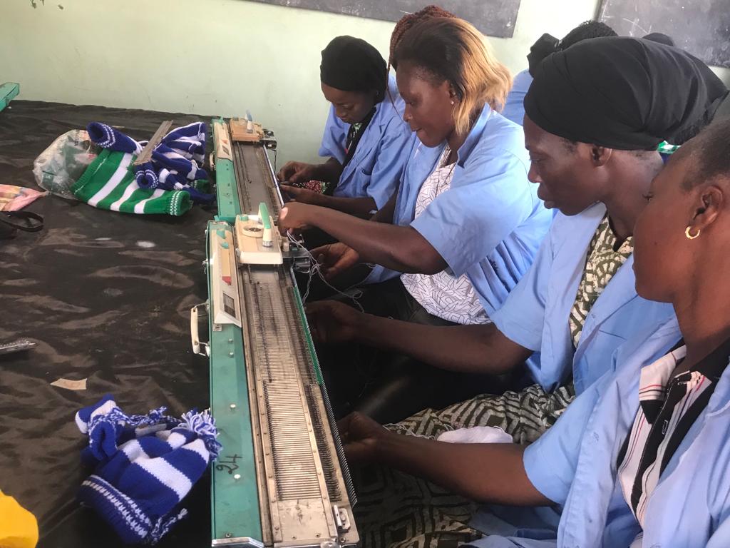 Sur fonds de l’ONAPE, des jeunes apprennent la couture et le tricotage
